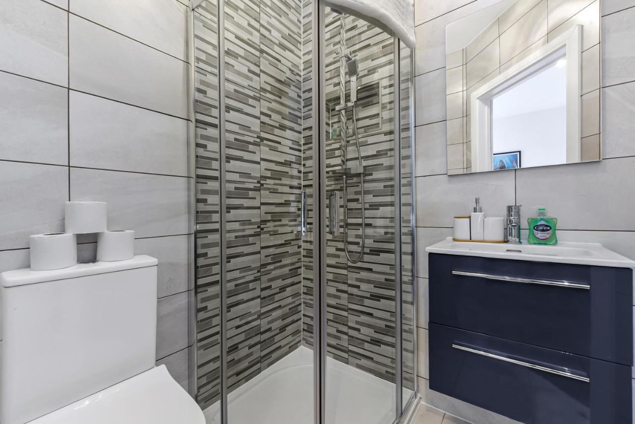 Appartamento Lovely Two Bedroom With Ensuite Bathrooms Londra
